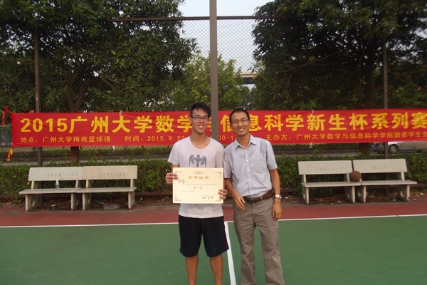 团委书记杜亚辉老师给冠军颁奖