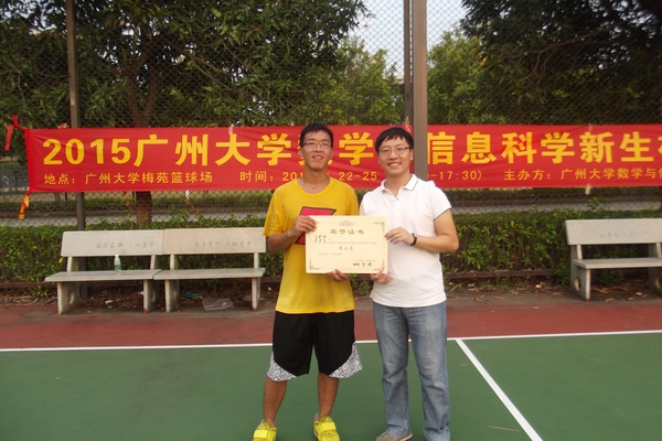 15级辅导员陈启彪老师给亚军颁奖